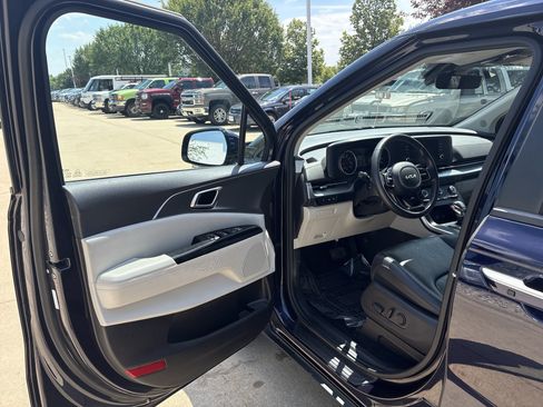 Used 2024 Kia Carnival LX FWD image 9