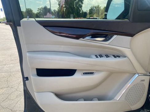 Used 2017 Cadillac Escalade Luxury AWD/4WD image 16
