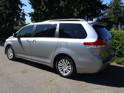 Used 2011 Toyota Sienna XLE w/ Entertainment Pkg FWD image 4