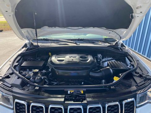 Used 2022 Jeep Grand Cherokee Laredo E AWD/4WD image 4