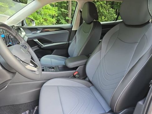 Used 2025 Volkswagen Tiguan SE AWD/4WD image 15