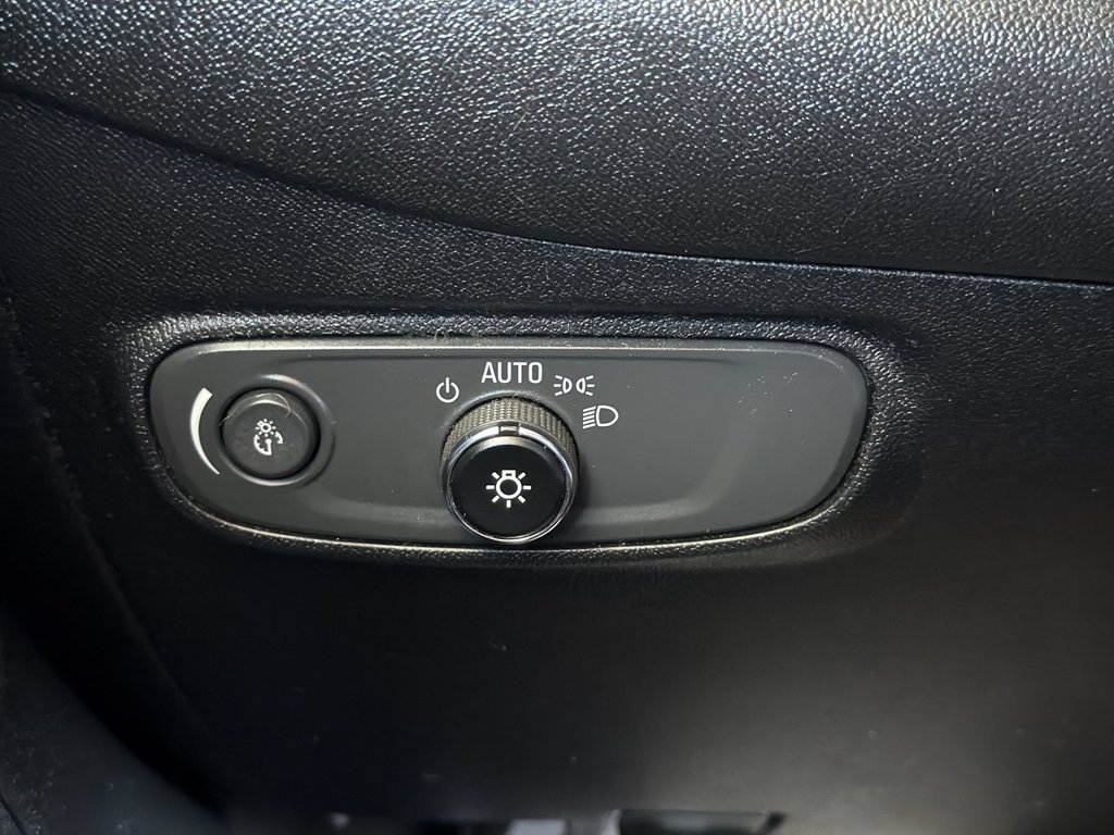 Used 2018 Chevrolet Equinox LT w/ Sun & Infotainment Package FWD image 18