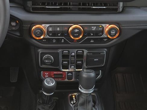 Used 2025 Jeep Gladiator Mojave w/ Convenience Group AWD/4WD image 16