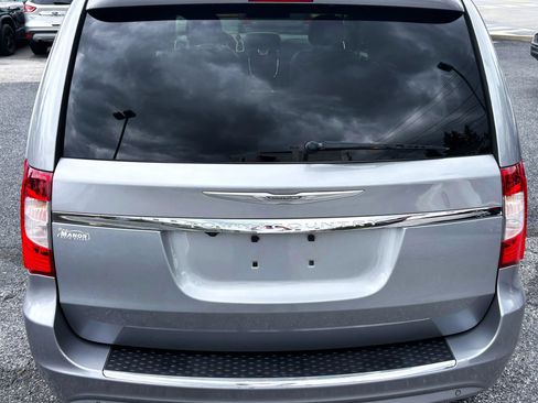 Used 2013 Chrysler Town & Country Touring-L w/ Driver Convenience Group FWD image 37
