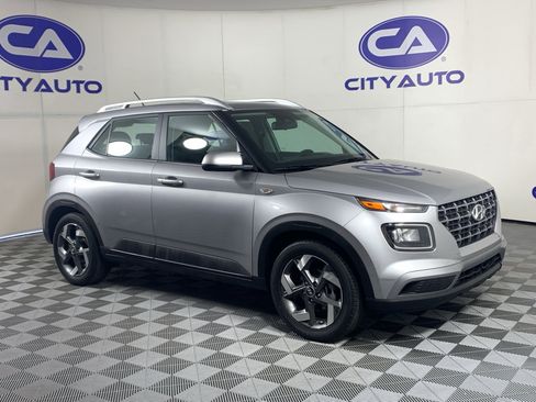 Used 2024 Hyundai Venue SEL FWD image 1