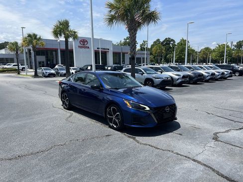 Used 2023 Nissan Altima 2.5 SR FWD image 2