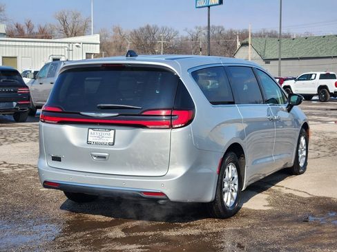 Used 2024 Chrysler Pacifica Touring-L FWD image 5