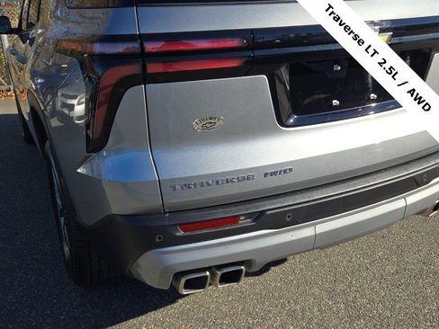 Used 2025 Chevrolet Traverse LT image 8