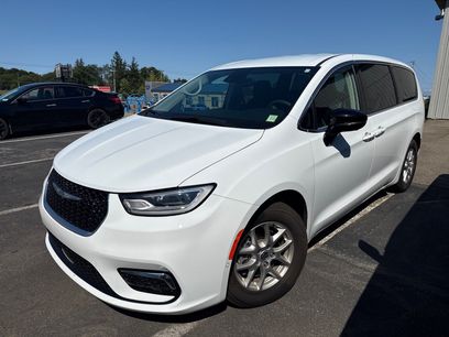 Used 2024 Chrysler Pacifica Touring-L w/ Uconnect Theater Family Group