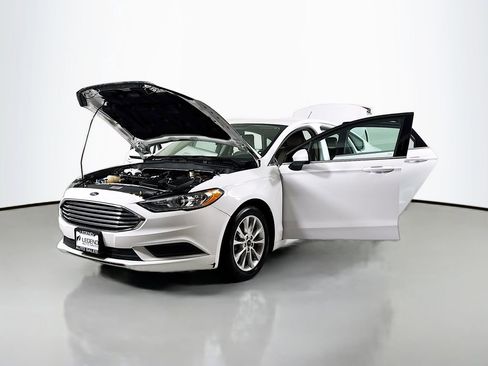 Used 2017 Ford Fusion SE image 16