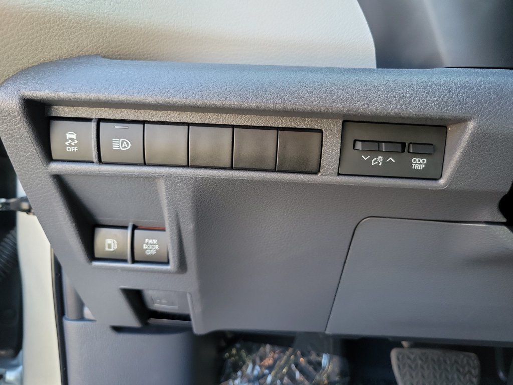 Used 2024 Toyota Sienna XLE FWD image 23