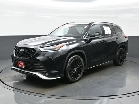Used 2023 Toyota Highlander XSE FWD image 2