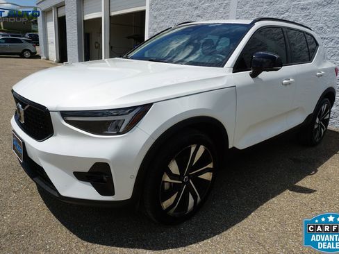 Used 2023 Volvo XC40 B5 Plus w/ Driver Assist Package AWD/4WD image 3