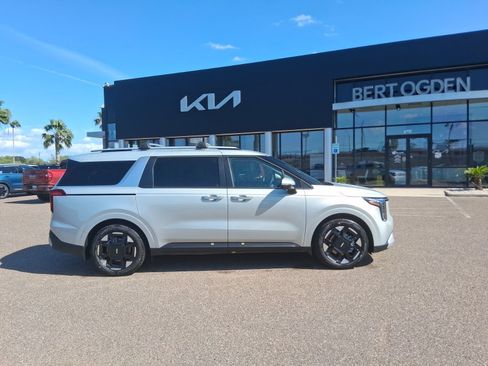 New 2026 Kia Carnival EX FWD image 3