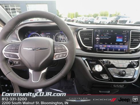 New 2025 Chrysler Pacifica Select image 11