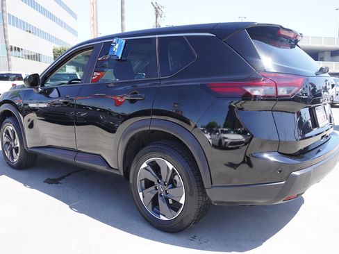 Used 2024 Nissan Rogue SV FWD image 5