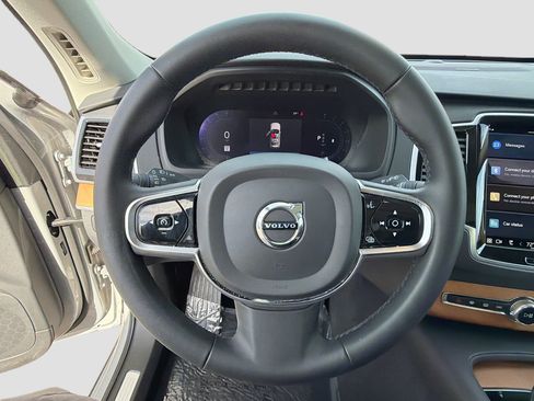 Used 2023 Volvo XC90 B6 Plus image 38