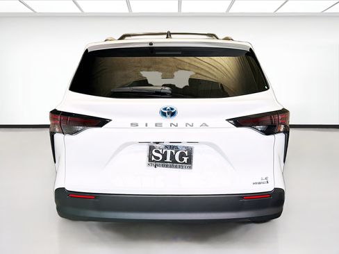 Used 2024 Toyota Sienna LE w/ LE Plus Package FWD image 5