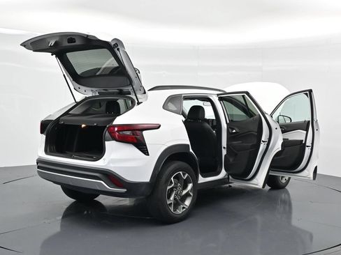 Used 2025 Chevrolet Trax LT FWD image 38