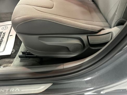 Used 2025 Hyundai Elantra SEL image 11