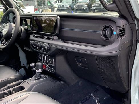 Used 2024 Jeep Wrangler Unlimited Rubicon 4xe AWD/4WD image 14