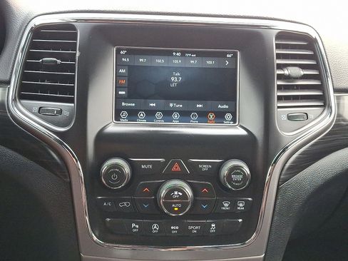 Used 2020 Jeep Grand Cherokee Laredo AWD/4WD image 16