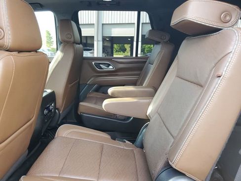 Used 2022 Chevrolet Tahoe High Country w/ Premium Package 2 AWD/4WD image 9