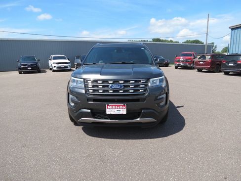 Used 2017 Ford Explorer Limited w/ Equipment Group 301A AWD/4WD image 4