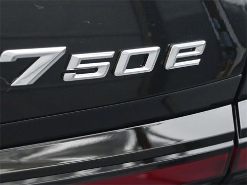 New 2026 BMW 750e xDrive w/ Premium Package image 24