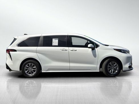 Used 2024 Toyota Sienna LE FWD image 3