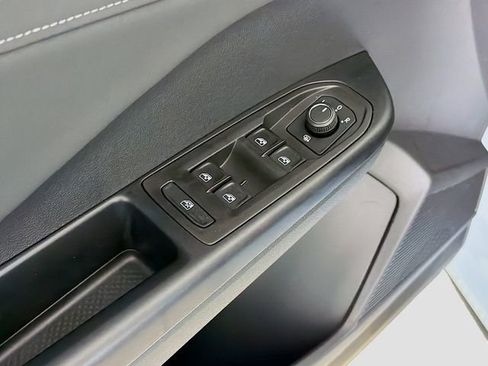 New 2026 Volkswagen Taos SE image 19