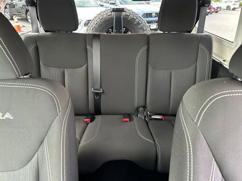 Used 2018 Jeep Wrangler Unlimited Sahara w/ Connectivity Group AWD/4WD image 24