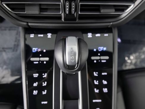 Certified 2026 Porsche Macan AWD/4WD image 32