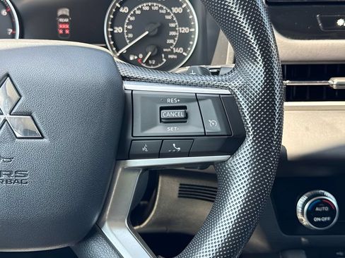 Used 2025 Mitsubishi Outlander ES FWD image 14