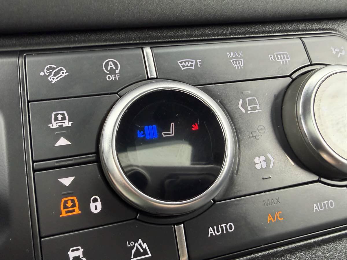 Used 2024 Land Rover Defender 130 X-Dynamic SE AWD/4WD image 32