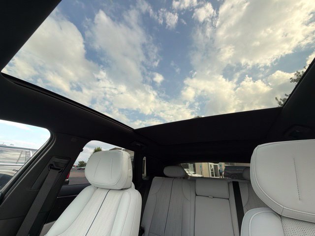 Used 2024 Cadillac Lyriq Luxury AWD/4WD image 11