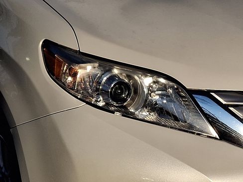 Used 2014 Toyota Sienna Limited image 9