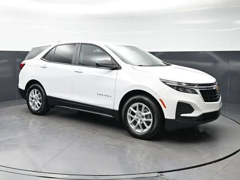 Used 2024 Chevrolet Equinox LS w/ LS Convenience Package FWD image 3