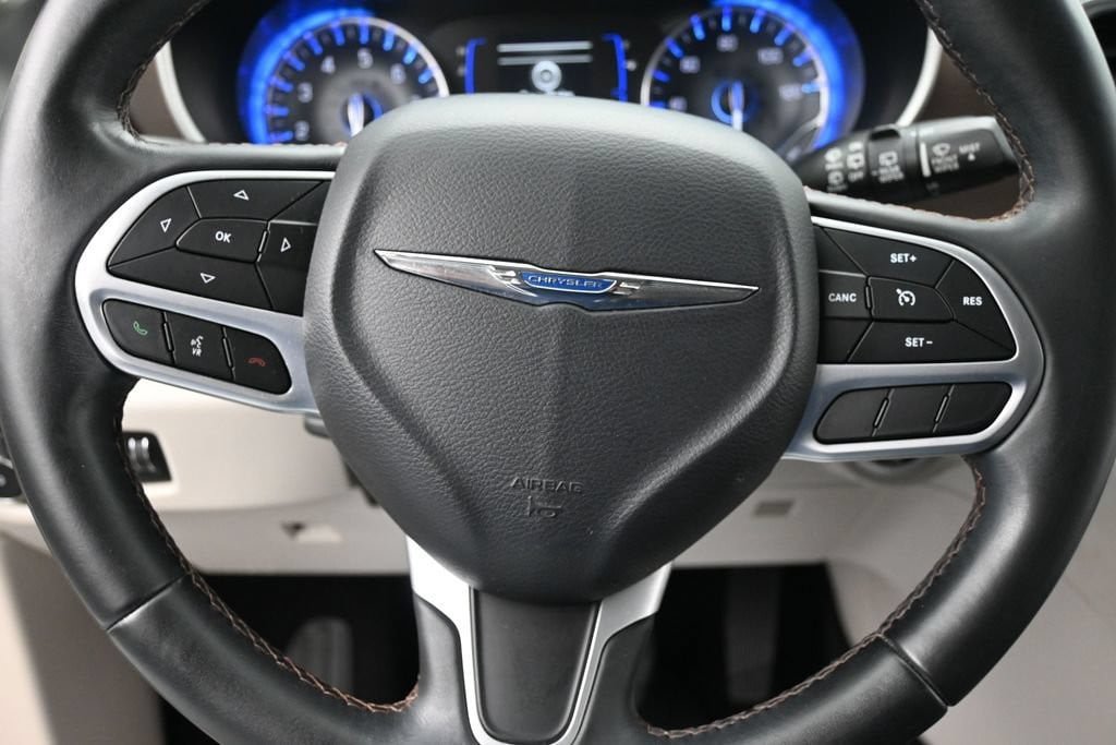 Used 2018 Chrysler Pacifica Touring-L FWD image 12