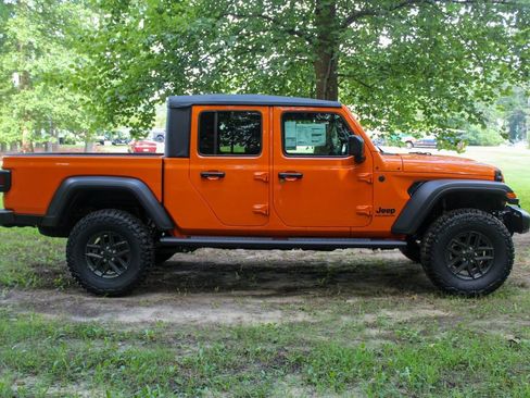New 2025 Jeep Gladiator Sport image 2