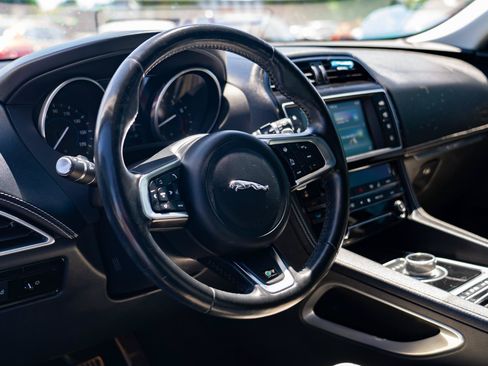 Used 2018 Jaguar F-PACE R-Sport AWD/4WD image 15