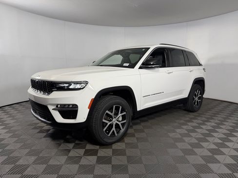 Certified 2023 Jeep Grand Cherokee Limited w/ Luxury Tech Group II image 3