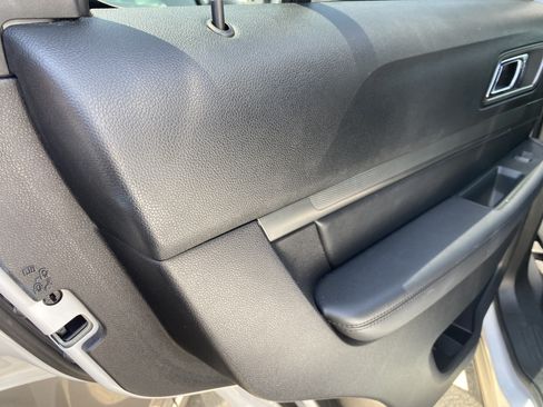 Used 2018 Ford Explorer XLT w/ Equipment Group 202A FWD image 18