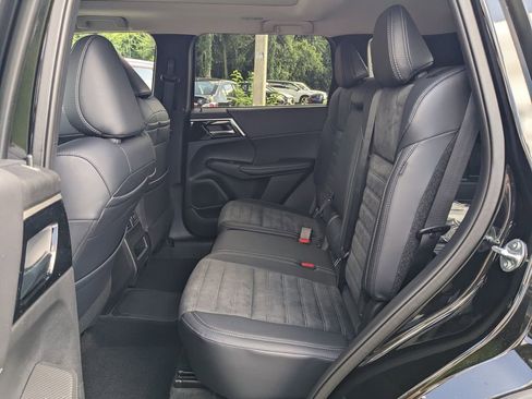 New 2025 Mitsubishi Outlander SE image 15