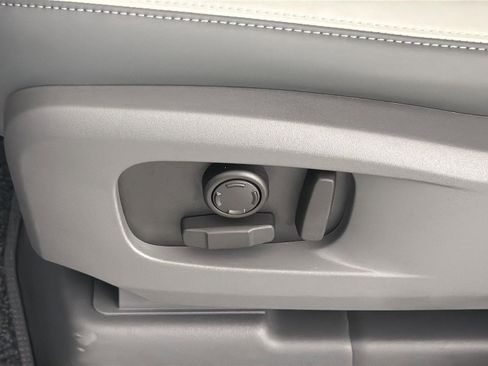 New 2026 Land Rover Defender 110 X-Dynamic SE image 23