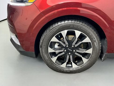 Used 2024 Kia Carnival EX image 13