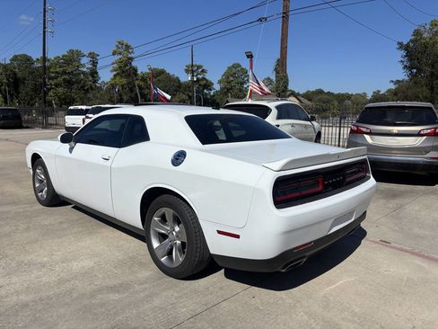 Used 2022 Dodge Challenger SXT image 8