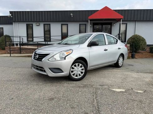 Used 2015 Nissan Versa S FWD image 3