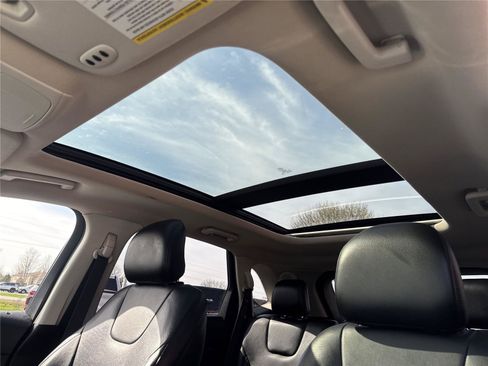 Used 2018 Ford Edge Titanium w/ Equipment Group 302A AWD/4WD image 18
