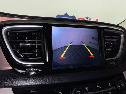 Used 2018 Chrysler Pacifica Touring-L Plus FWD image 23